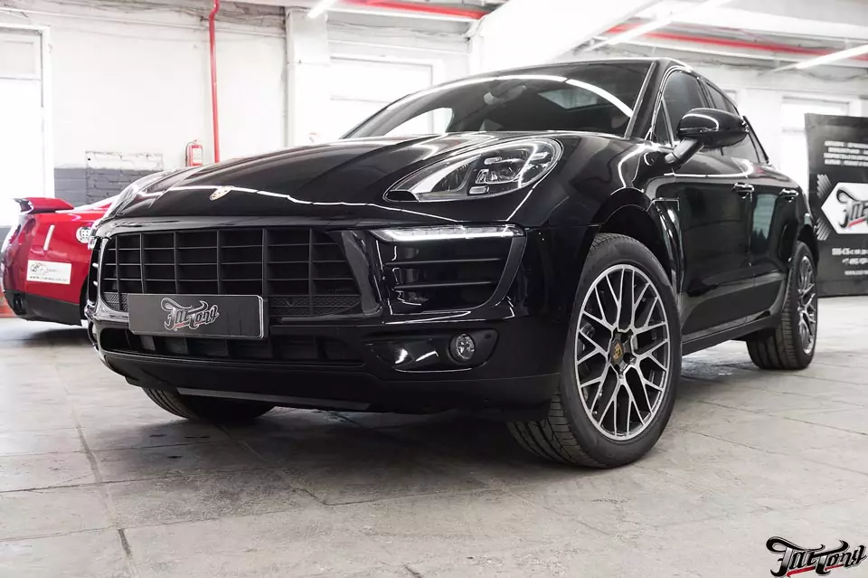 Porsche Macan. Подняли уровень водительского сидения для девушки. Установка омывателя камеры заднего вида. Окрас насадок выхлопа.